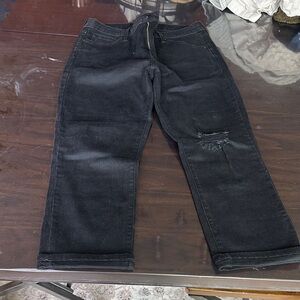 JUST BLACK
Floyd Skinny Distressed Capri